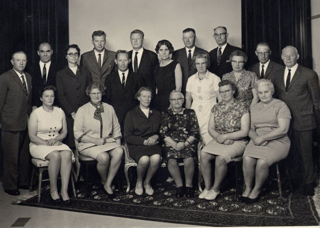 jan swieringa, martha en uitgebreide familie.
Boven: Jan F. Oosterhuis, Piet Noordhuis, Maria Blom, Haiko, Anno P. Brondsema, Jan, Aaf Commandeur, Hindrik, Grietje Kooi, Krien Perdon, Lien Brontsema, Wilte, Piet 
          Onder: Geertje, Hilje, Aaltje, Martha Swieringa-Heuker, Stientje,  Antje Langeland..